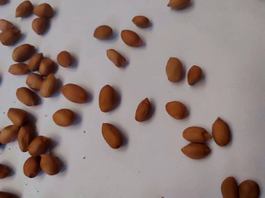 Beyaz arka planda izole edilmiş bir fıstık yığını.