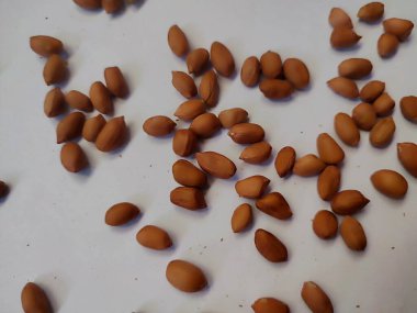 Beyaz bir kasede çiğ sarımsaklı kraker ya da sarımsaklı kraker, tapyoka unundan yapılmış ve sarımsak ya da karides aromalı bir Endonezya krakeri ve çeşitli kenar renkleri var..