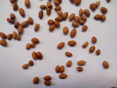 Beyaz arka planda izole edilmiş bir fıstık yığını.