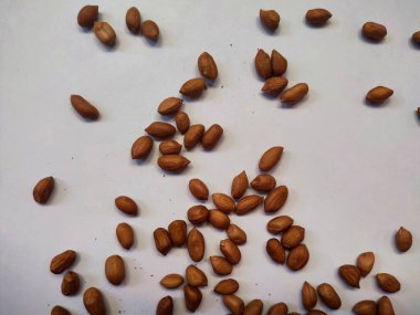 Beyaz arka planda izole edilmiş bir fıstık yığını.