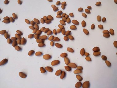 Beyaz arka planda izole edilmiş bir fıstık yığını.