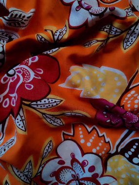 Çiçek, dal ve turuncu arka planlı yaprak motifli kumaşın deseni ve arkaplanı