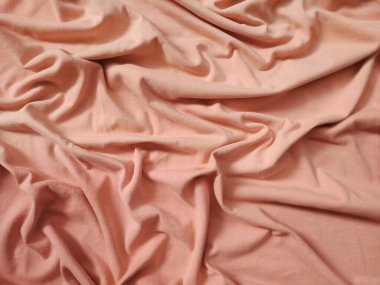 Kumaş genellikle renkleri hasar görmüş ve solmuş giysiler için kullanılır.