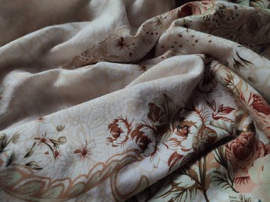 Çiçek temalı kumaş deseni ve çiçeklerle dolu arkaplan