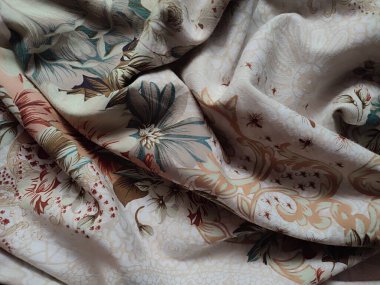 Çiçek temalı kumaş deseni ve çiçeklerle dolu arkaplan