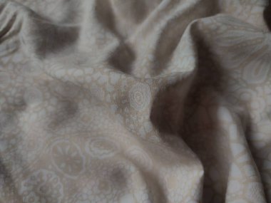 Çiçek temalı kumaş deseni ve çiçeklerle dolu arkaplan