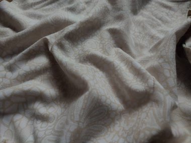 Çiçek temalı kumaş deseni ve çiçeklerle dolu arkaplan