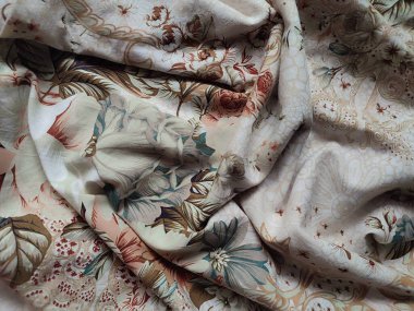 Çiçek temalı kumaş deseni ve çiçeklerle dolu arkaplan