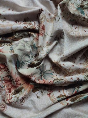 Çiçek temalı kumaş deseni ve çiçeklerle dolu arkaplan