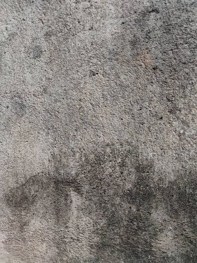 Duvarın arka planı ve dokusu kaba ve boyanmamış.