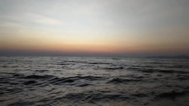 Κινούμενα Κύματα Στη Δύση Του Ηλίου Στην Παραλία Pattaya Ταϊλάνδη — Αρχείο Βίντεο