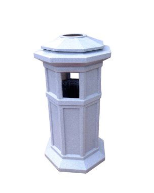 İçinde siyah çöp torbası ve kapağı olan beyaz bir çöp kutusu beyaz arka planda izole edilmiş.