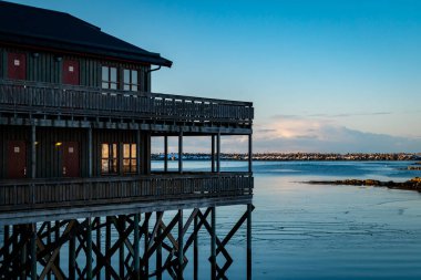 Norwey 'deki Andenes limanında ahşap bir otel.