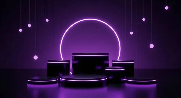 Karanlık, fütüristik bir sahnede parlak mor neon aksanlı çoklu siyah silindirik podyumlar yer almaktadır..