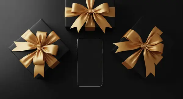 Parlak altın saten kurdelelerle süslenmiş üç zarif siyah hediye kutusu koyu arkaplan üzerinde boş siyah bir ekranı olan parlak, modern bir akıllı telefonun etrafına dizilir..