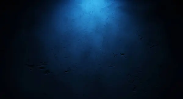 Koyu mavi renkli kaba, dokulu bir yüzey yukarıdan parlak mavi bir spot ışığı ile çarpıcı bir şekilde aydınlatılır ve koyu bir kontrast ve derin gölgeler yaratır..