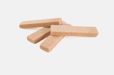 Beyaz arkaplanda izole edilmiş gofret veya bisküvi.