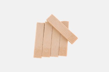 Farklı boyutlarda tahta çubuklar, beyaz arka planda izole edilmiş kahverengi renk..