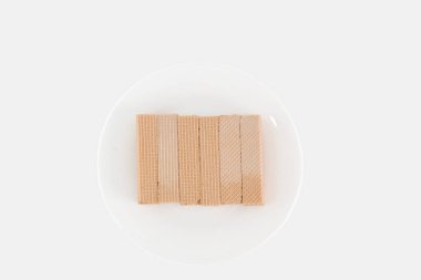 Beyaz arkaplanda boş kahverengi ekmek