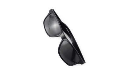 Beyaz arkaplanda izole edilmiş güneş gözlükleri