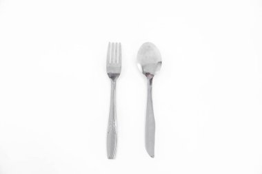 Beyaz arkaplanda gümüş kaşık