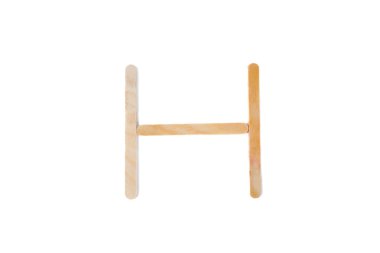 Beyaz arkaplanda izole edilmiş ahşap küplerden h harfi