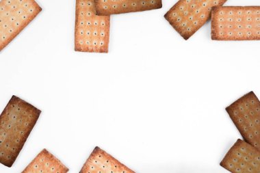 Beyaz arka planda izole çikolatalı krakerler