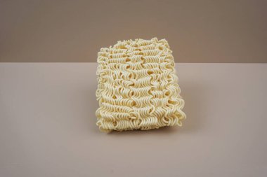 Beyaz arkaplanlı erişte