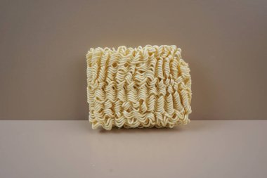 Hafif arka planda bir yığın beyaz makarna. yüksek kaliteli fotoğraf