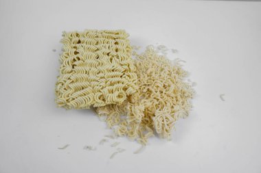 beyaz zemin üzerine pişmemiş makarna