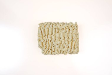 Erişteler beyaz arkaplanda izole edilmiş