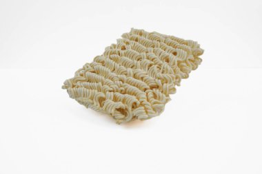 Çiğ erişte beyazda izole edilmiş.