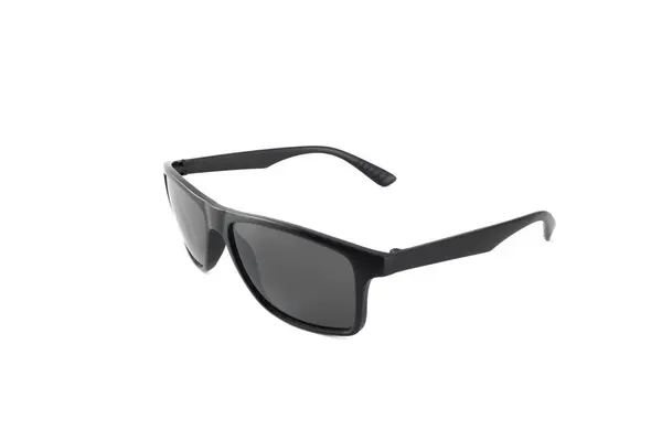 Siyah güneş gözlükleri beyaz arkaplanda izole edilmiş.
