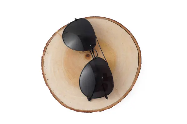 Beyaz arkaplanda izole edilmiş güneş gözlükleri