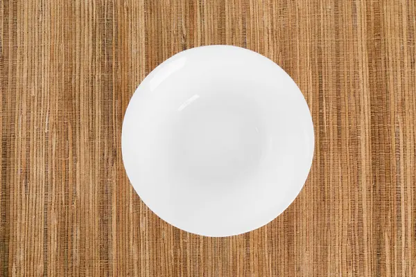 Ahşap masaya boş tabak