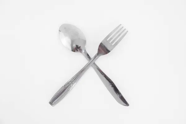 Gümüş çatal bıçak takımı beyaz üzerine