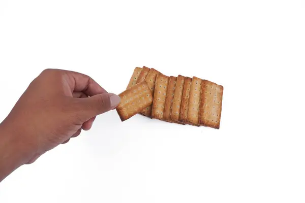 Beyaz üzerine izole edilmiş süt ve çikolatalı waffle külahını tutan adamın eli.