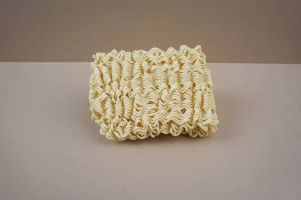 Beyaz sarmal makarnanın yakın çekimi.