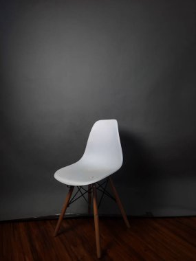 Gri arkaplanda boş beyaz sandalye