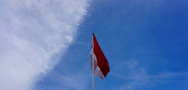 Mavi gökyüzü arka planında Endonezya bayrağı