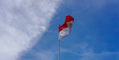 Mavi gökyüzü geçmişe sahip Endonezya bayrağı, bağımsızlık günü kutlaması.