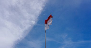 Mavi gökyüzünde Endonezya bayrağı