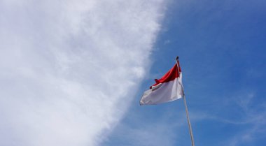 Mavi gökyüzünün arka planında Endonezya bayrağı