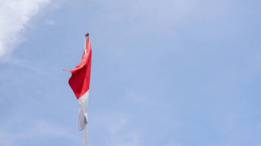 Endonezya bayrağı direğin üstünde