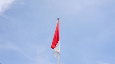 Endonezya 'nın beyaz bayrağı gökyüzüne karşı.