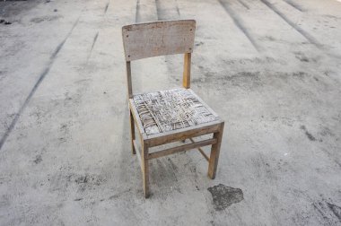 Kirli beyaz zemini olan eski kirli sandalye.