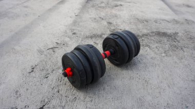 Spor salonunda yere iki kırmızı dambıl.
