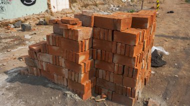 Binada tuğla yığını