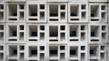 Penceresi olan beton duvar ve bir sürü farklı boyutta...