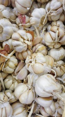 Sarımsak ampuller bir pazarda